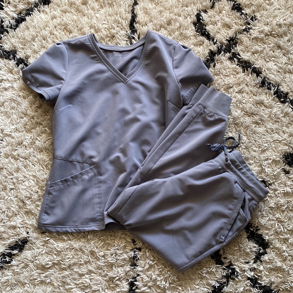 Jaanuu scrub set